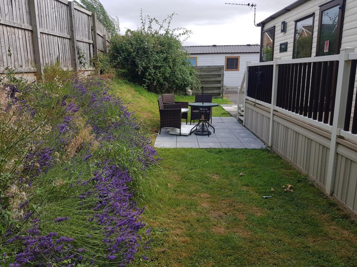 6 Berth Caravan On Lakeside Campsite *