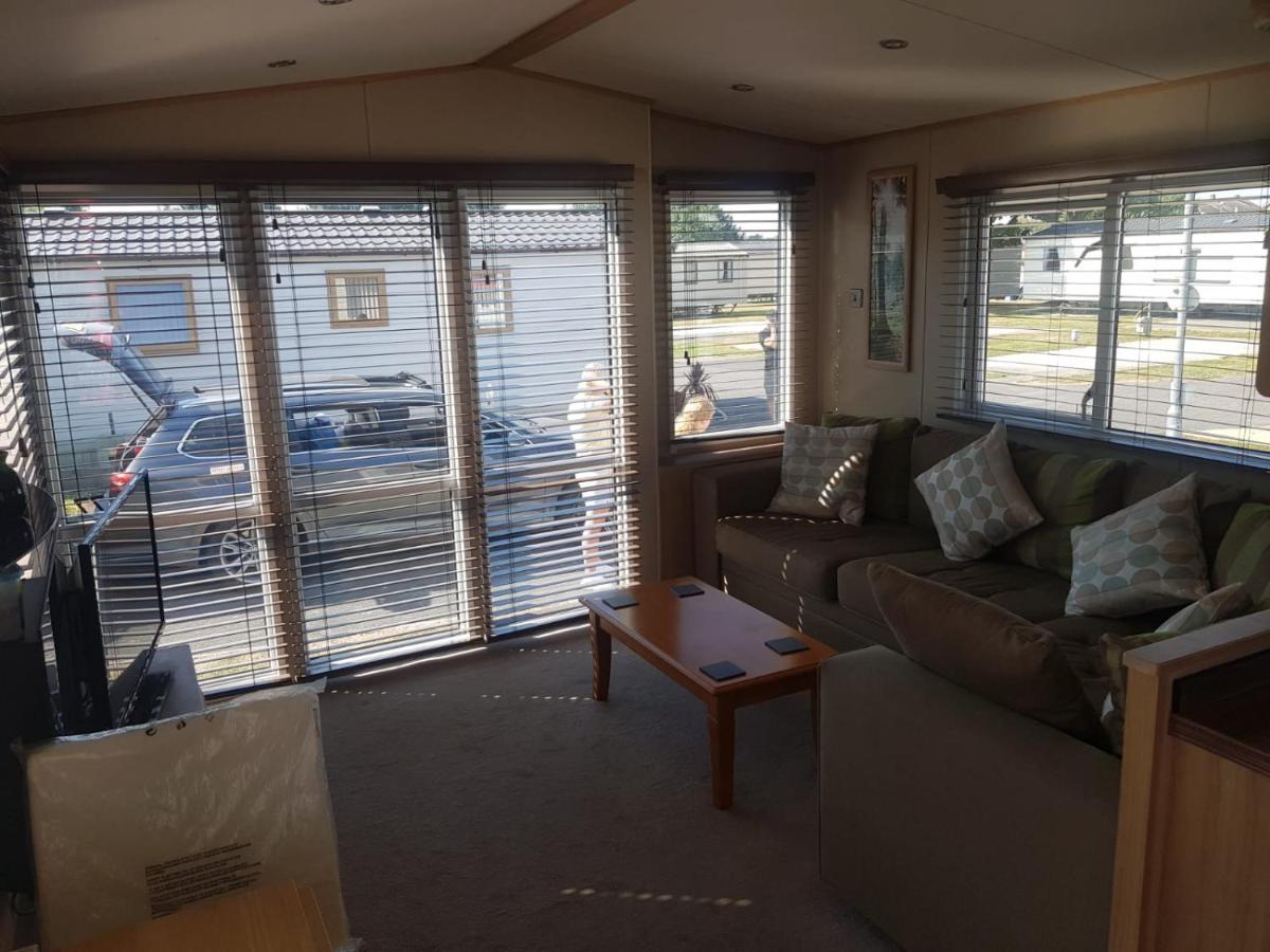 Campsite 6 Berth Caravan On Lakeside Burnham-on-Sea