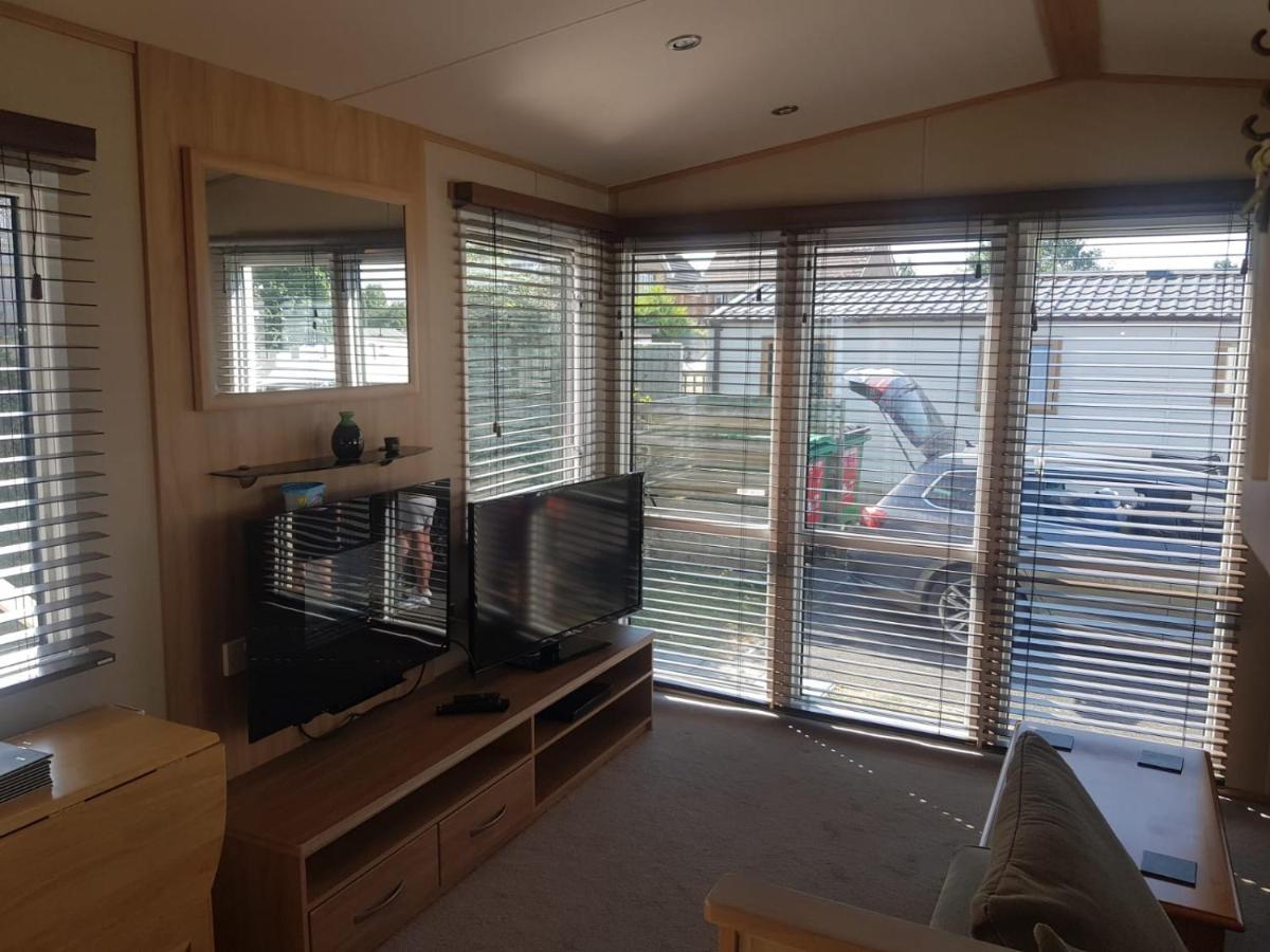 6 Berth Caravan On Lakeside *
